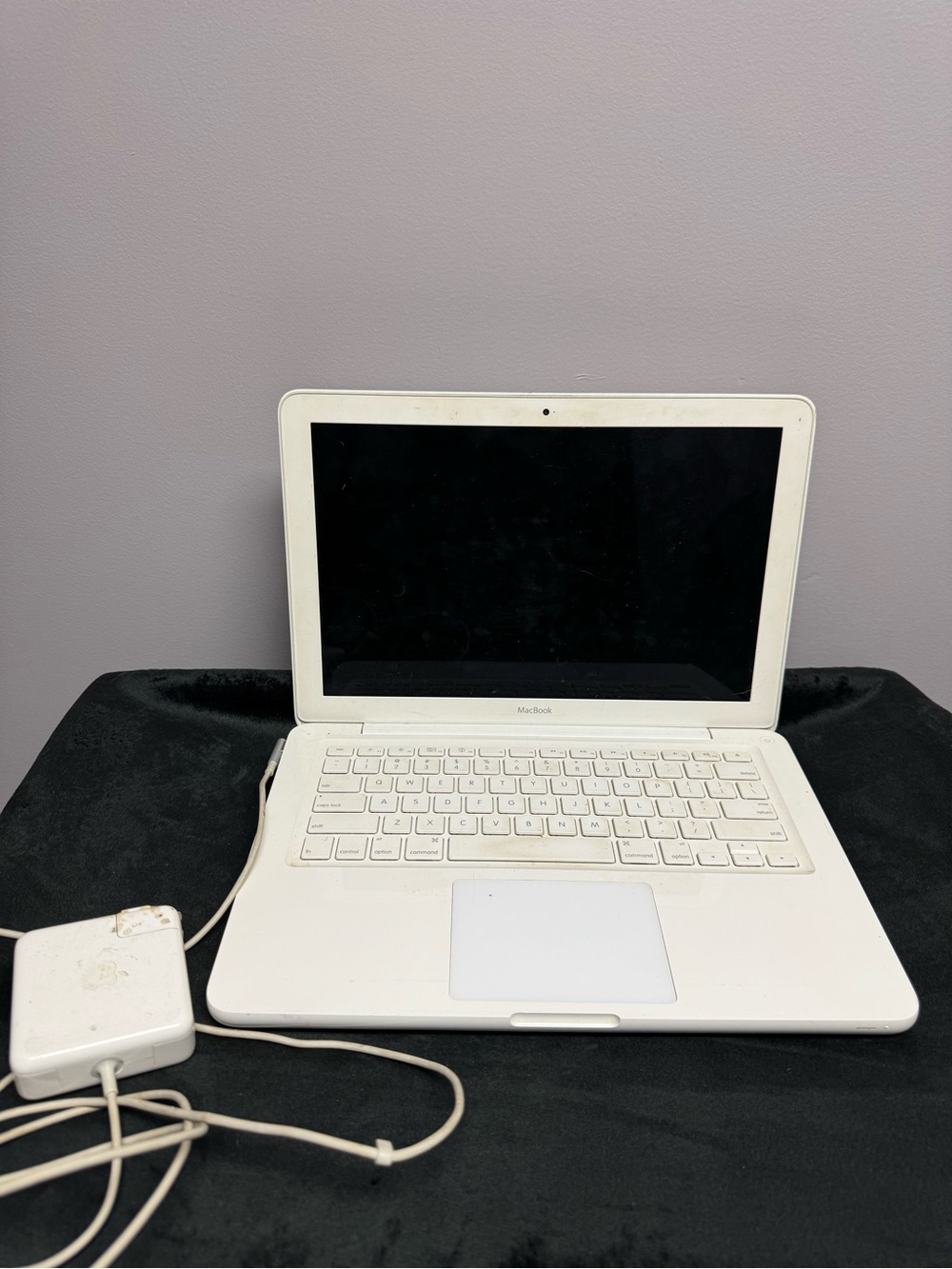 Apple MacBook White 13" 2009 Laptop